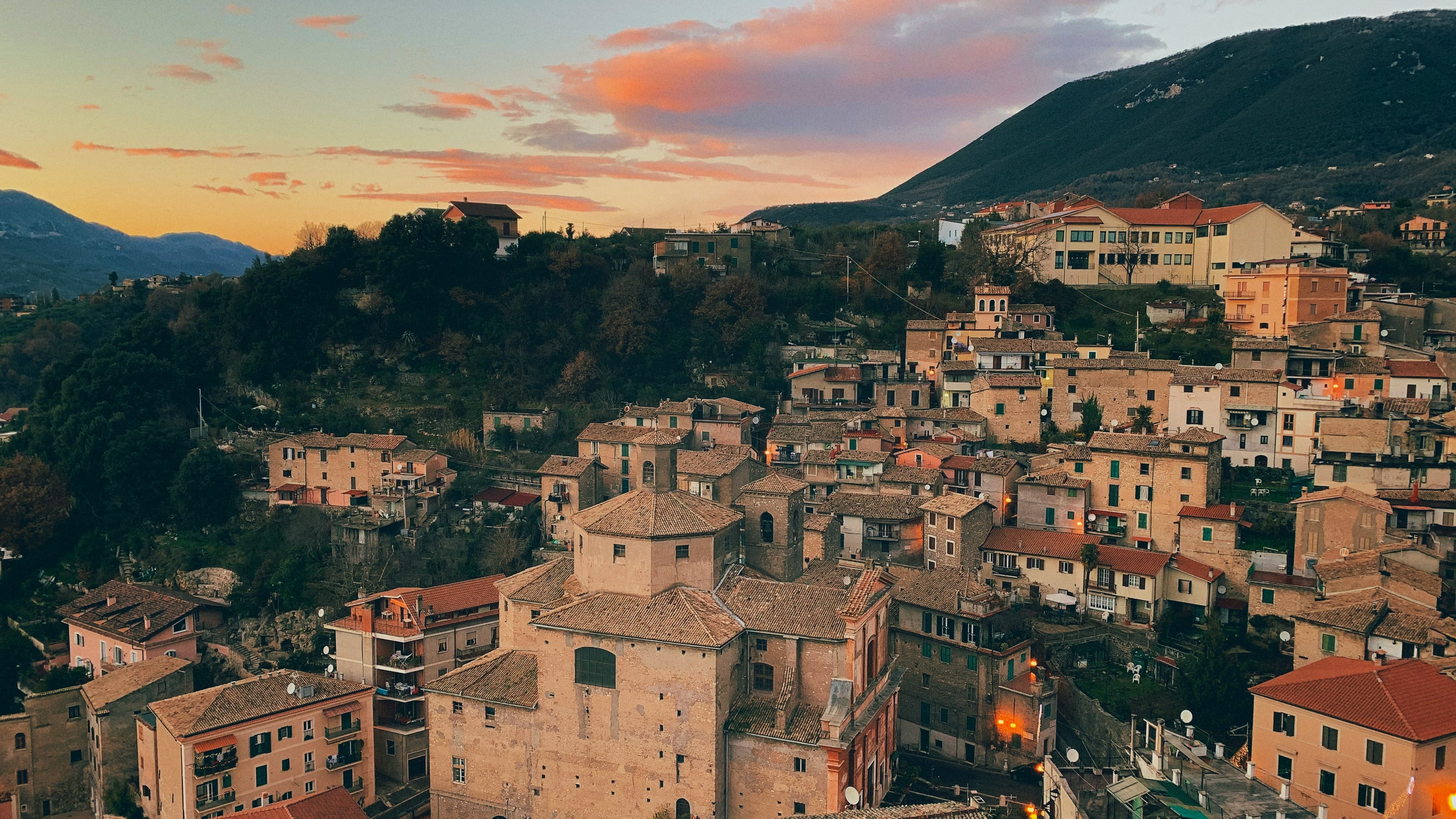 Borgo italiano al tramonto